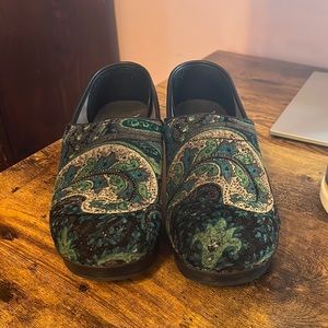 Dansko Size 37 Clogs